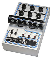Ausgestattet mit zwei 12AX7 Röhren bearbeitet der Tube Zipper das Gitarrensignal mit einem komplexen Filter- Set, das zusätzliche analoge Obertöne produziert. Wie bei Electro Harmonix üblich, können ... Electro Harmonix Tube Zipper