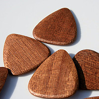 Ideal für akustische Gitarre, mittelweich mit mittelwarmem Ton. 4 Stück im Hang Bag Timber Tones African Sapele (4)