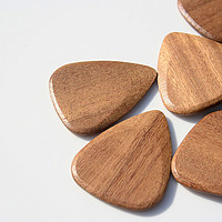 Ideal für akustische Gitarre, mittelweich mit mittelwarmem Ton. 1 Stück im Hang Bag Timber Tones Afrormosia *
