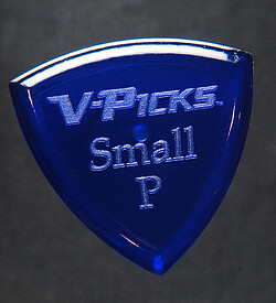 V-​Pick Small Pointed Pick sapphire blue  