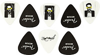 Der legendäre Gitarrist Joe Strummer (u.a. The Clash) war maßgeblich an der Entstehung der Punk-Bewegung in der Musik …... Fender® Joe Strummer Pick Tin medium (8)